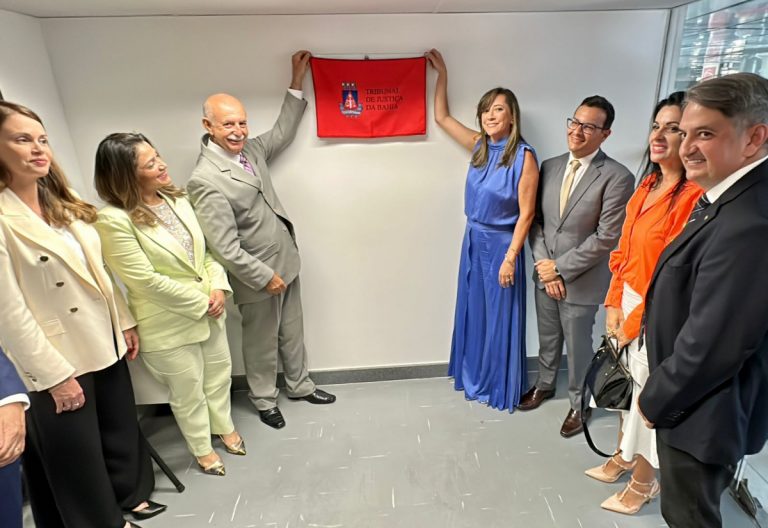 TJBA INAUGURA NOVA VARA ESPECIALIZADA EM CRIMES CONTRA CRIANÇAS E ADOLESCENTES EM SALVADOR PARA AGILIZAR PROCESSOS Foto da fachada do Fórum Ruy Barbosa ou de uma sala de tribunal recém-inaugurada, moderna e bem equipada, com a placa indicando "Vara Especializada da Infância e Juventude". Alternativamente, o descerramento de uma placa inaugural por autoridades (Desembargador, etc.), se houver fotos genéricas desse tipo de evento.